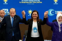 CHP'den istifa eden Burcu Köksal AK Parti'de! Rozetini Erdoğan taktı