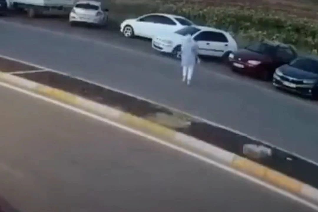Çocuğuyla yolun karşısına geçerken otomobil çarptı