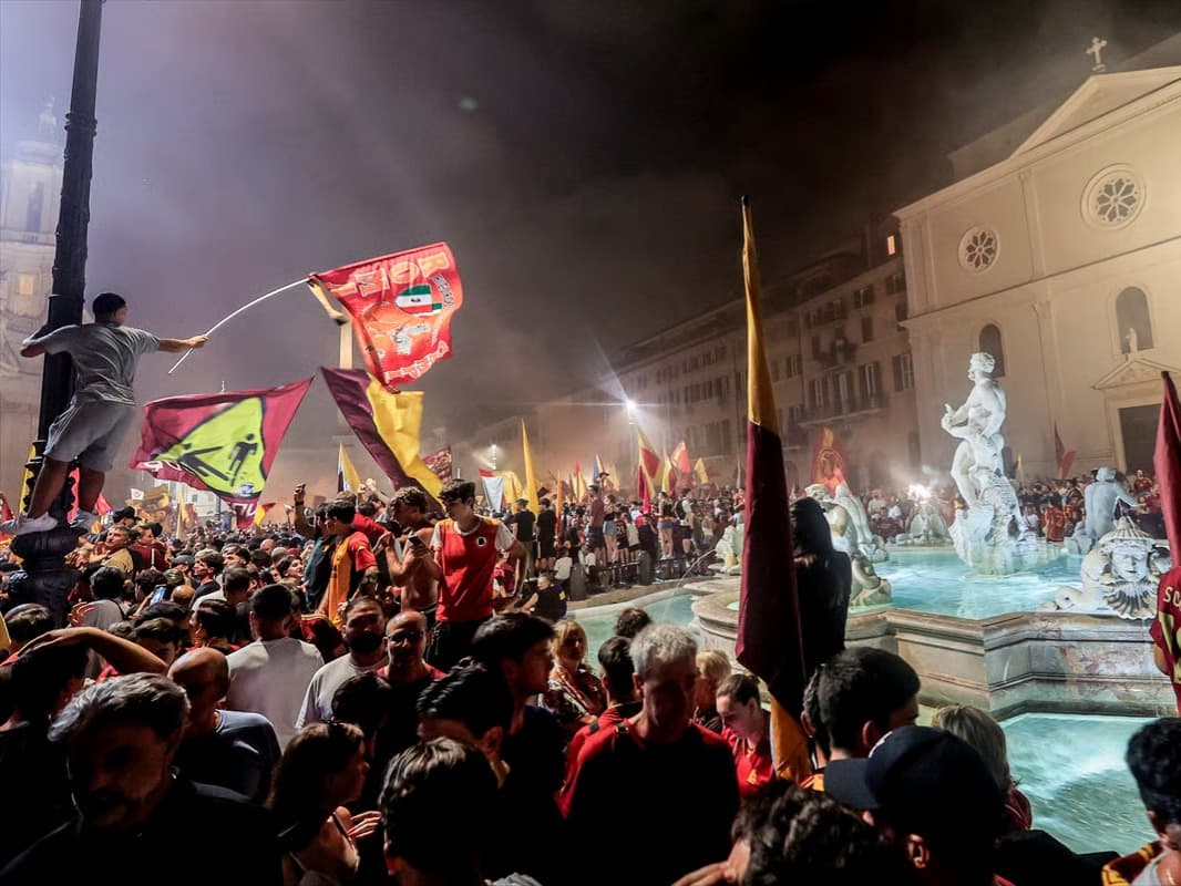 Roma'da 98. yıl dönümü kutlaması: Piazza Navona kırmızı sarı