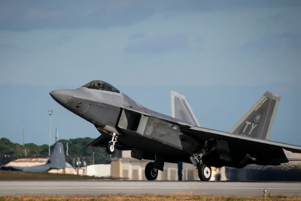 Trump, F-55 savaş uçağı ve F-22 Super yükseltmesini gündeme getirdi