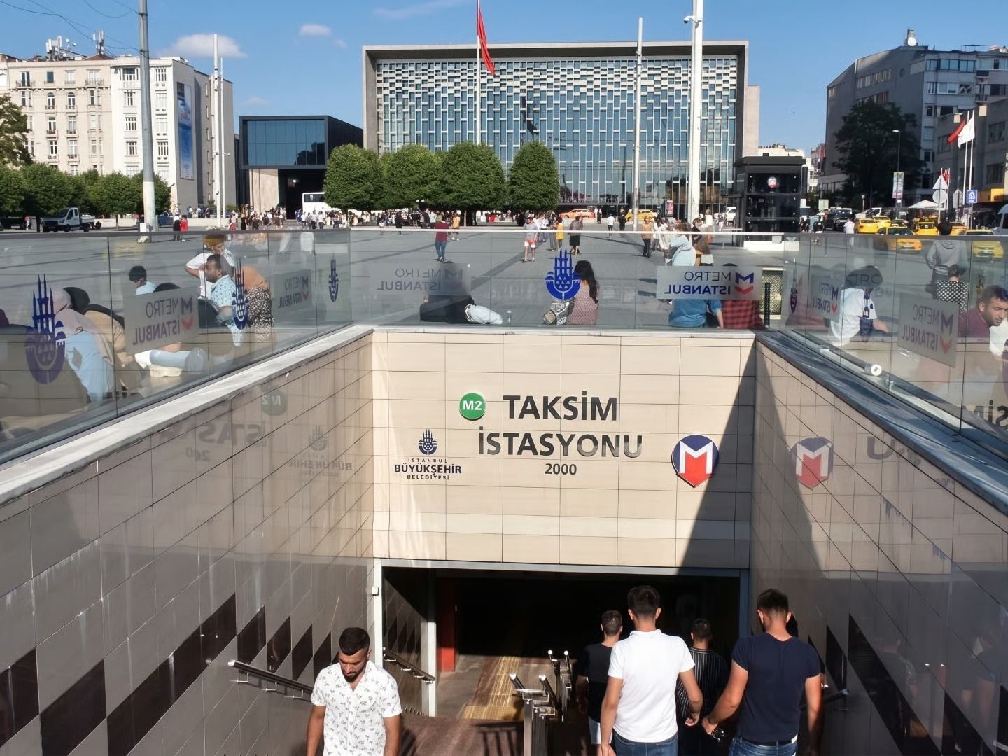 İstanbul Valiliği duyurdu: Taksim metro istasyonu kapatıldı 