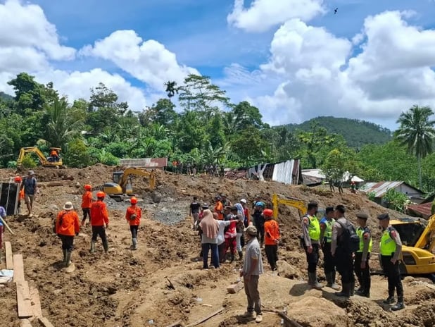 Endonezya'da toprak kaymaları can kaybını artırıyor