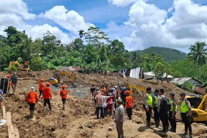 Endonezya'da toprak kaymaları can kaybını artırıyor