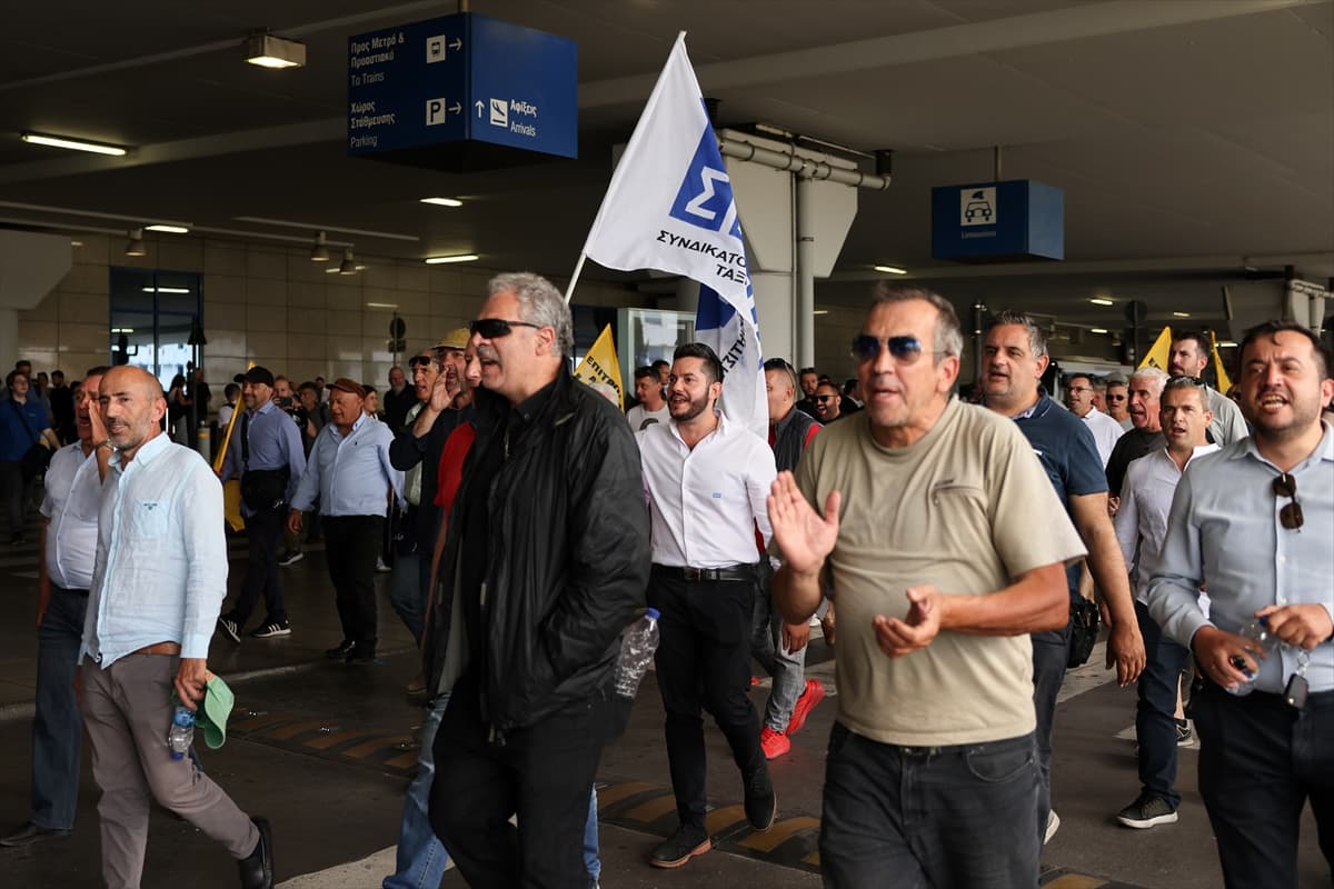 Atina'da taksicilerin grevi hayatı felç etti