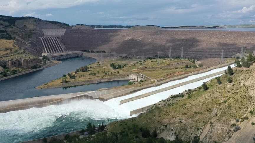 Türkiye 66 yılın zirvesini gördü: Dev barajlarda kapaklar açıldı! 