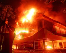 Endonezya’da polis aracının çarptığı motosiklet sürücüsü sonrası protestolar ülke çapına yayıldı