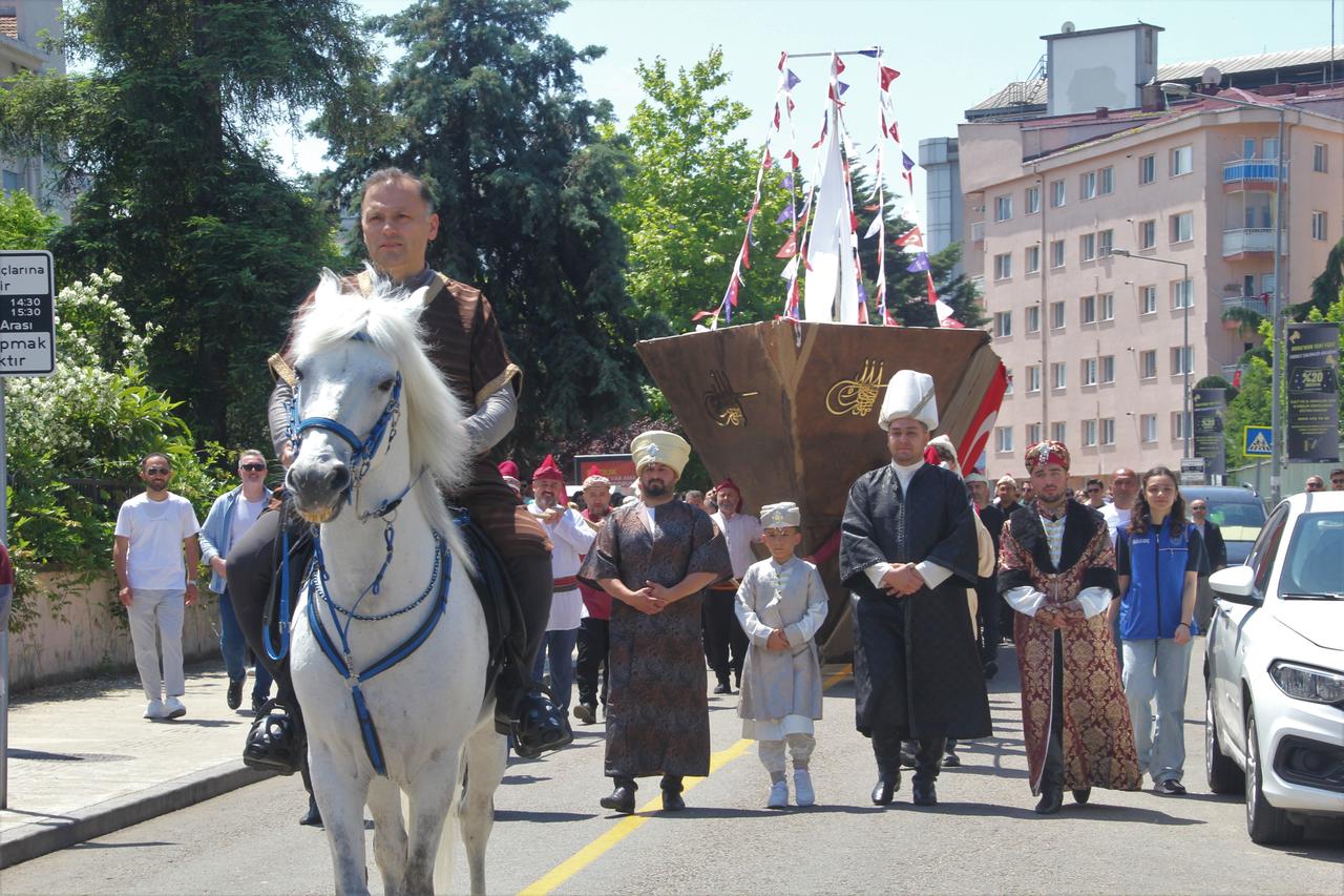 Ordu'da Fatih'in izinde: Gemi karadan yürütülerek fethin yıl dönümü canlandırıldı