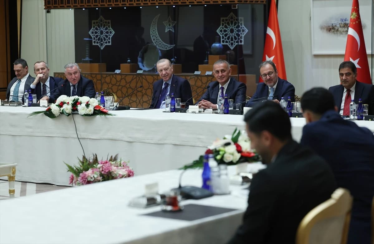 Cumhurbaşkanı Erdoğan, Süper Lig’e yükselen takımları Külliye'de ağırladı