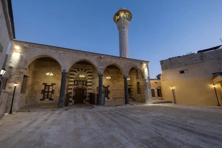 Depremde hasar gören 2 tarihi camii ibadete açılıyor