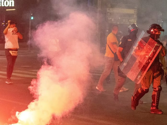Sırbistan'da hükümet karşıtı protestolarda çatışma çıktı