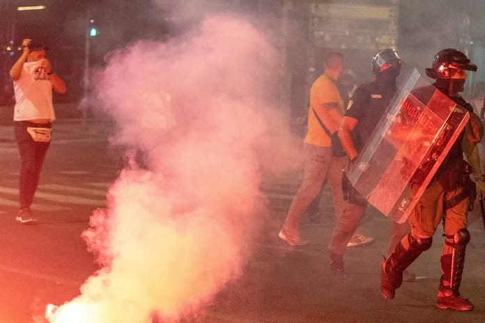 Sırbistan'da hükümet karşıtı protestolarda çatışma çıktı