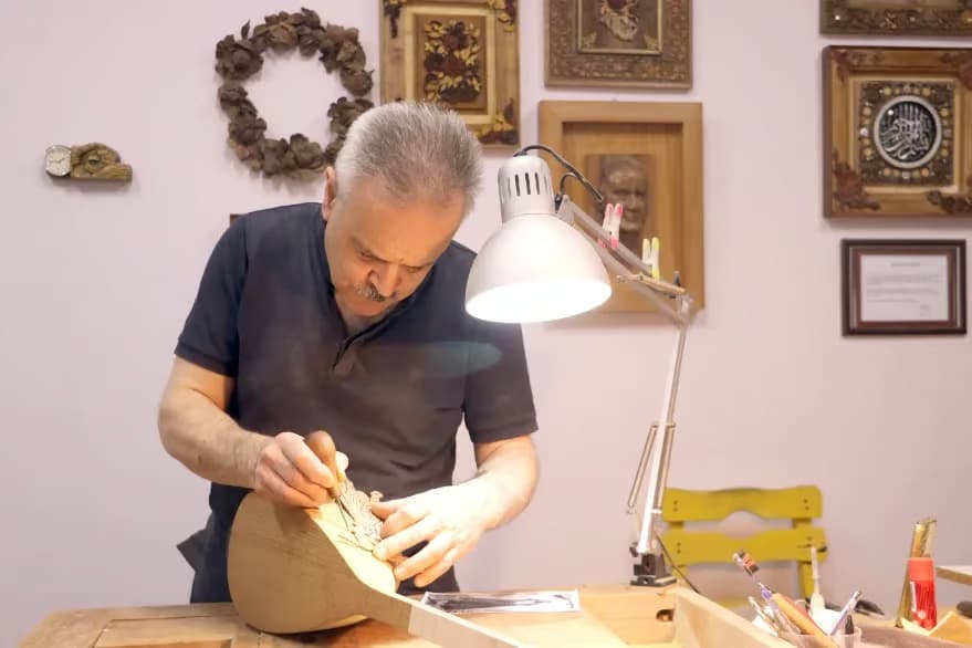 Anadolu ozanlarını bağlamalara işliyor