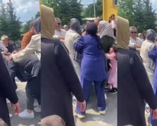 Çocukların okuma bayramında veliler arasında kavga çıktı