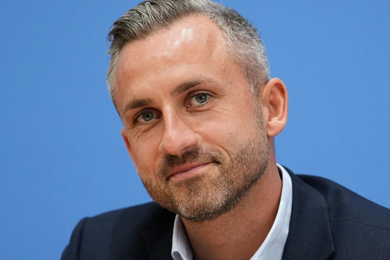AfD'li Siegmund'dan göçmenlere karşı silah kullanma iması