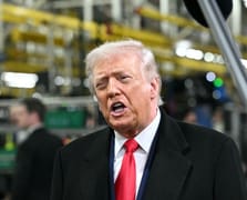 Protestocuya sinirlenen Trump küfür edip orta parmak hareketi yaptı