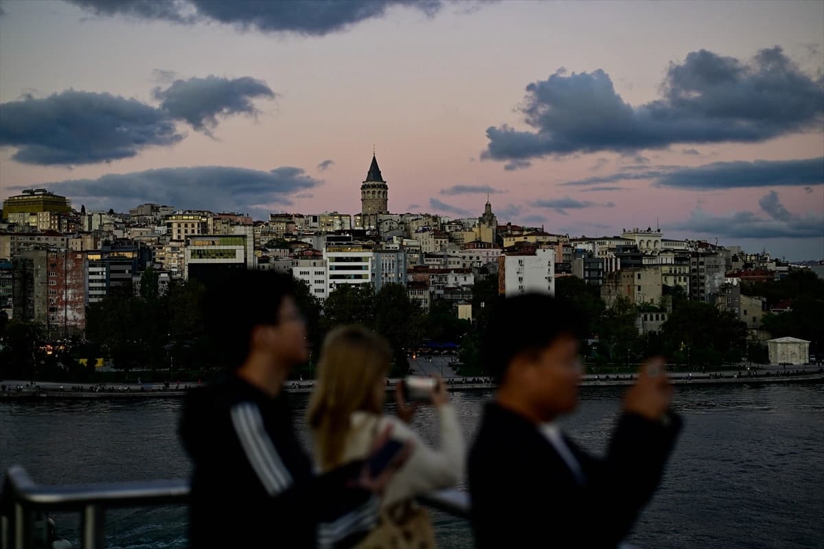 İstanbul'un tarihi silüeti gün batımında objektife yansıdı