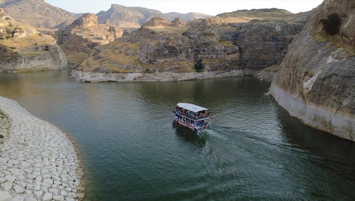 Ilısu Baraj Gölü ziyaretçilerine tarihi panorama sunuyor