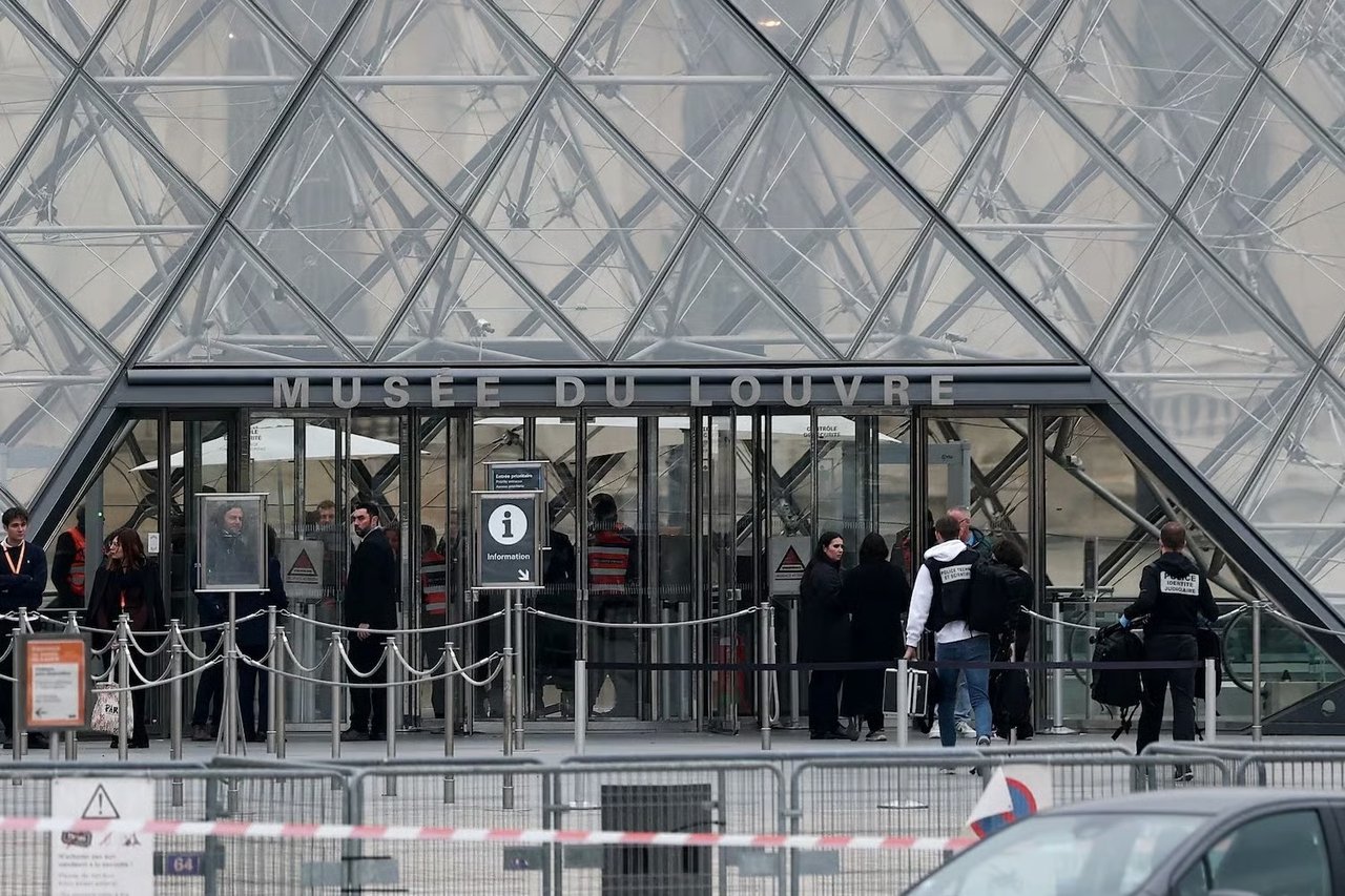 Louvre Müzesi'nde film gibi soygun