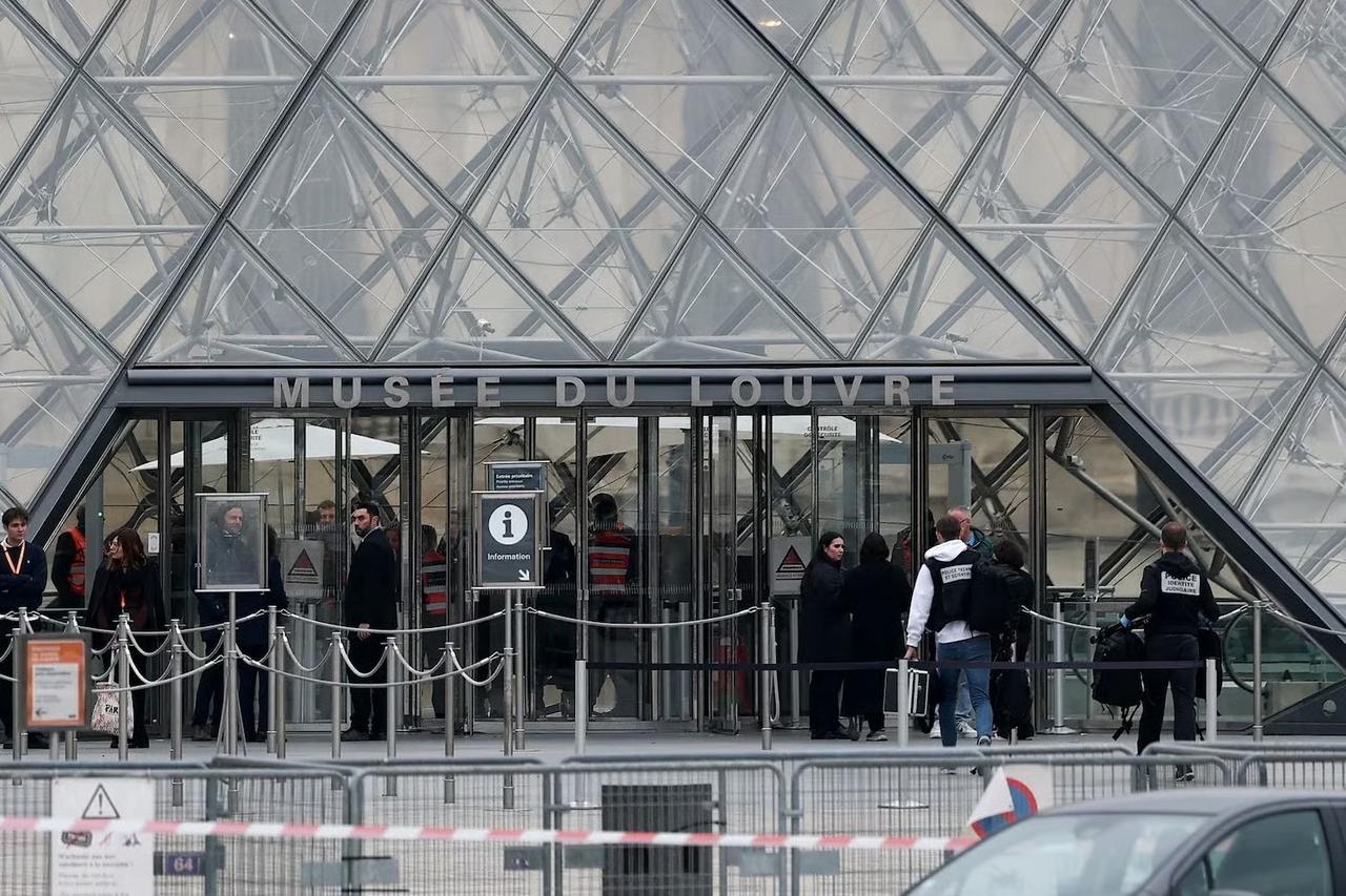 Louvre Müzesi'nde film gibi soygun
