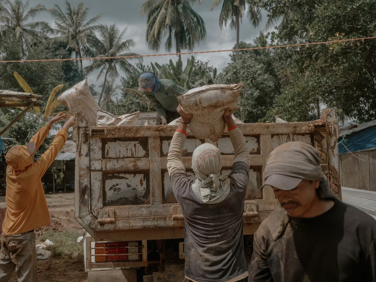 Global ‘Mining Mafia’ Fuels China’s Gold Rush