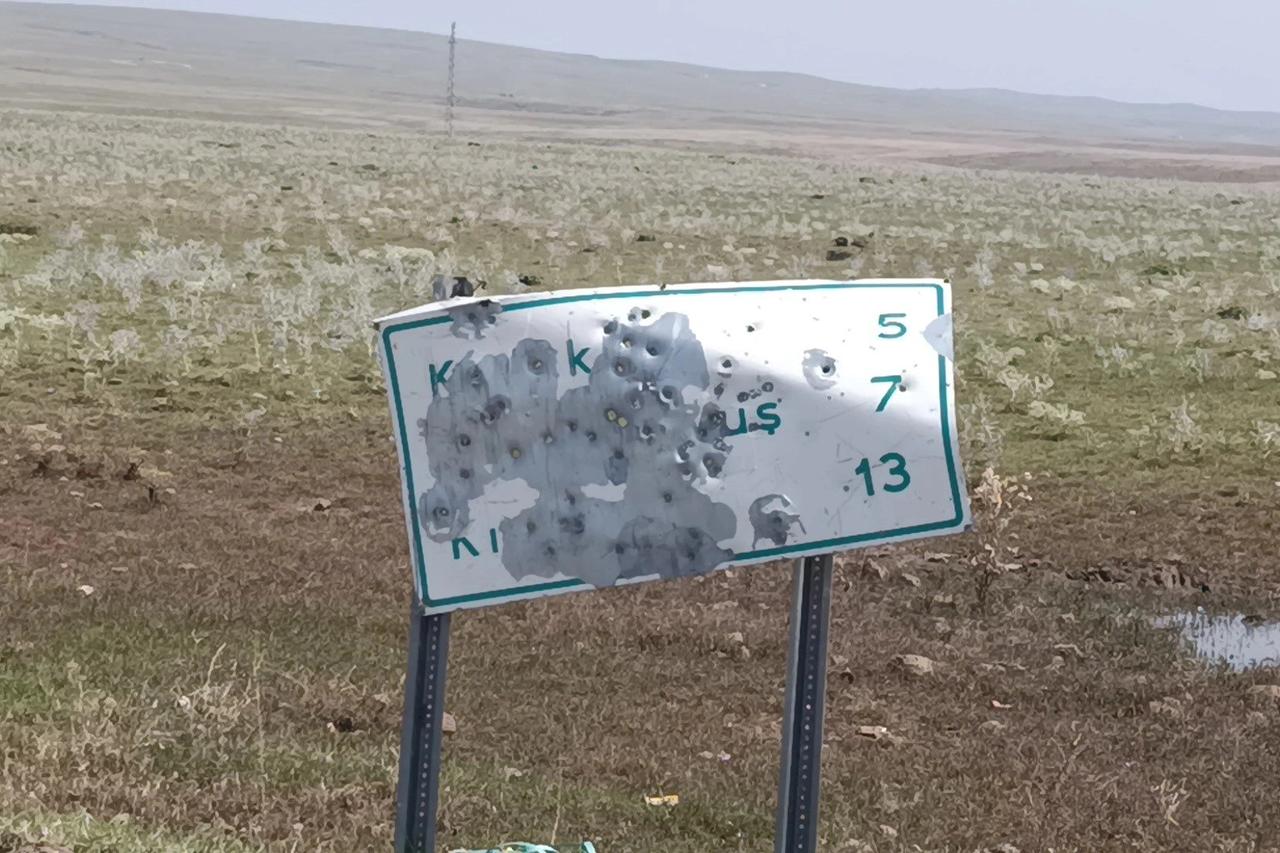 Yol tabelalarını adeta hedef tahtası gibi kullanmışlar