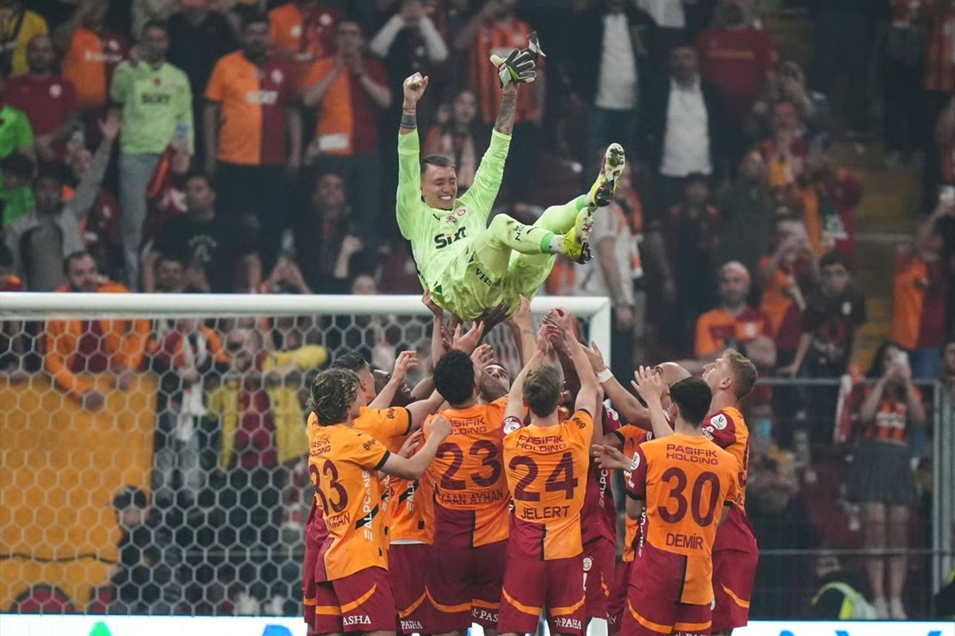Şampiyon Galatasaray, sezonu galibiyetle kapattı: Muslera ve Mertens'e veda, Başakşehir'e Avrupa bileti