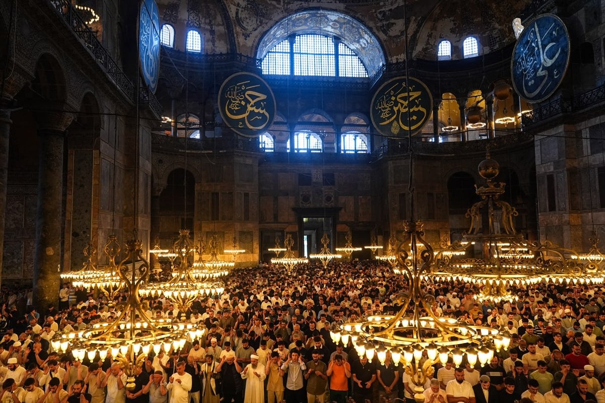  Ayasofya Camisi'nde Bayram Namazı kılındı. (AA)