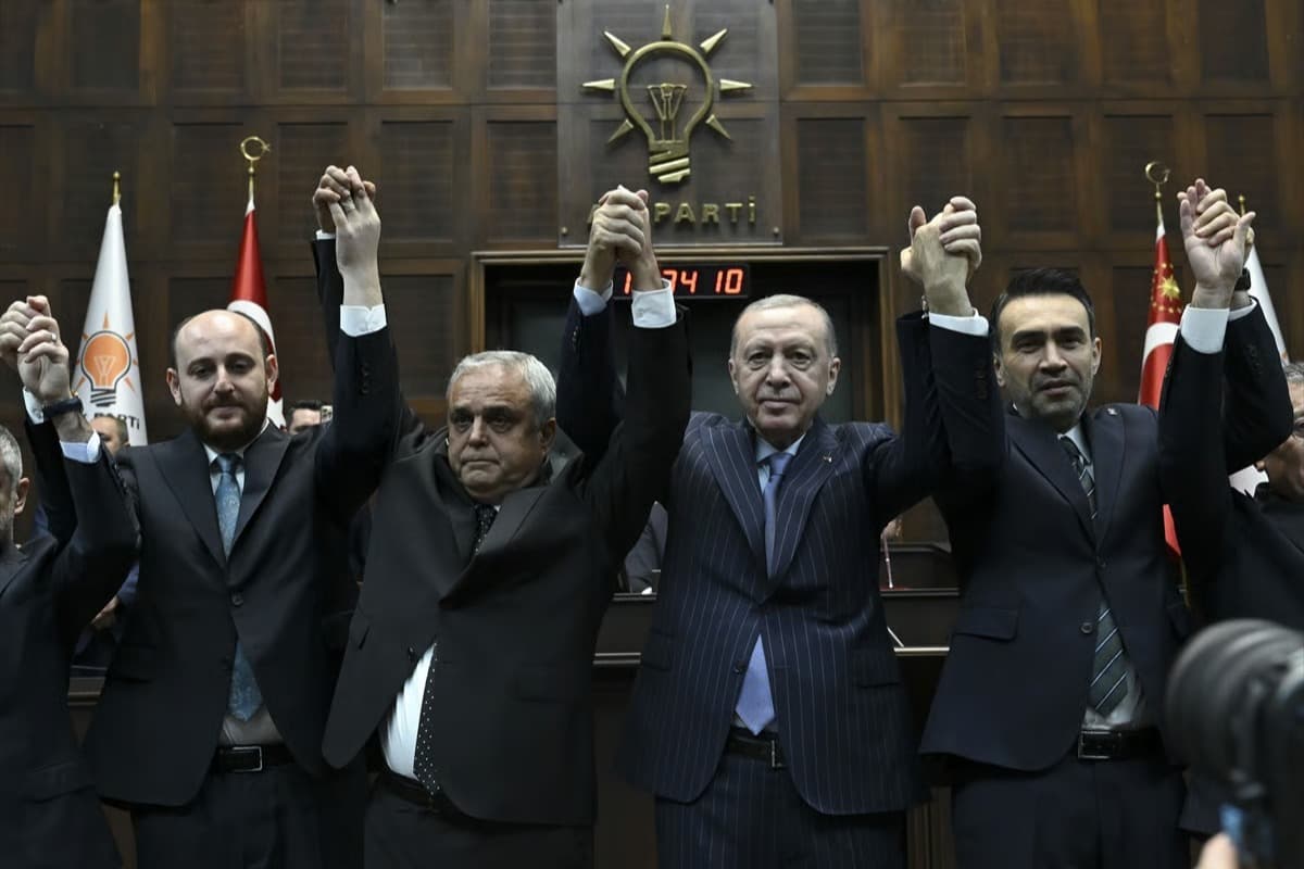 AK Parti safları genişliyor: Üç milletvekili düzenlenen törenle AK Parti'ye katıldı
