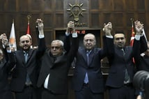 AK Parti safları genişliyor: Üç milletvekili düzenlenen törenle AK Parti'ye katıldı