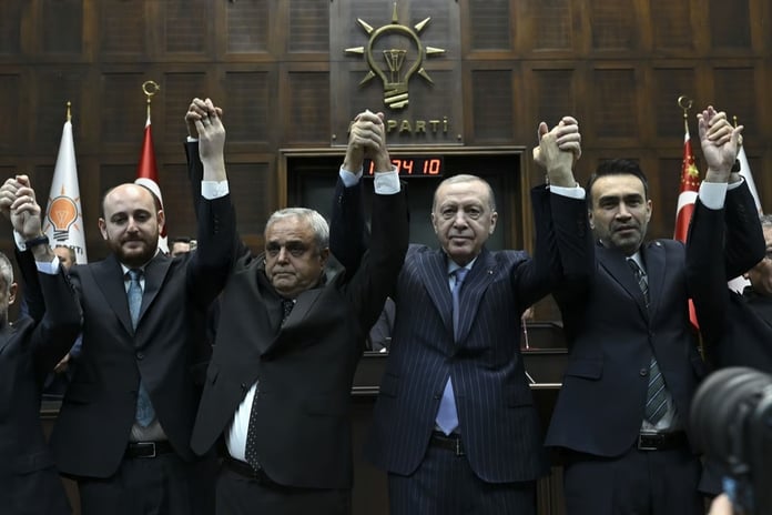 AK Parti safları genişliyor: Üç milletvekili düzenlenen törenle AK Parti'ye katıldı