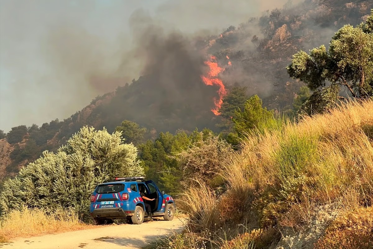 Antalya Kaş'ta orman yangını 2. gününde sürüyor