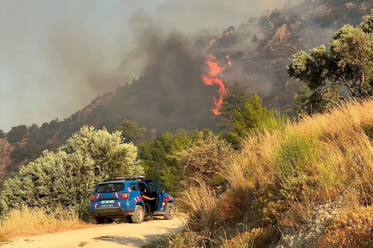 Antalya Kaş'ta orman yangını 2. gününde sürüyor