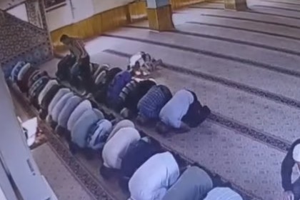 Namaz kılan komşusunu bıçakladı