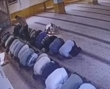 Camide namaz kılan komşusunu bıçaklayarak öldürdü