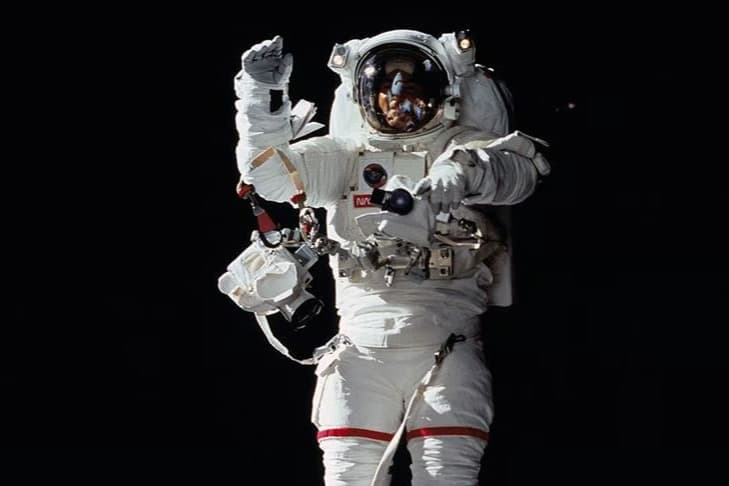 Uzayda kaldığını söyleyen sahte astronot yaşlı kadını dolandırdı