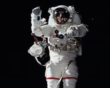 Uzayda kaldığını söyleyen sahte astronot yaşlı kadını dolandırdı