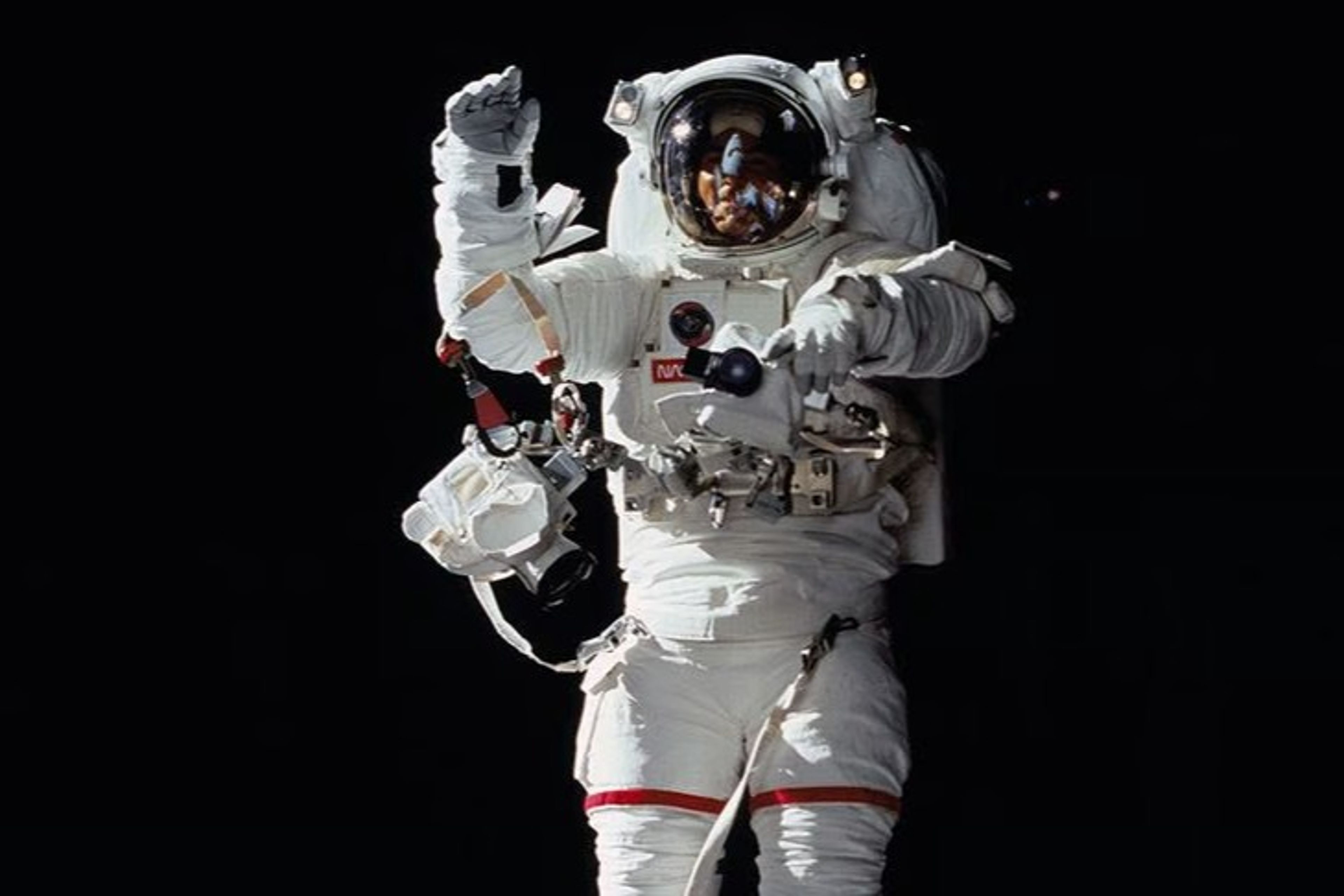 Uzayda kaldığını söyleyen sahte astronot yaşlı kadını dolandırdı