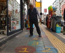 Kaldırıma seksek çizdi yoldan geçenleri çocukluk hatıralarına götürdü