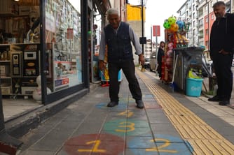 Kaldırıma seksek çizdi yoldan geçenler oynadı