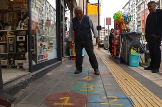 Kaldırıma seksek çizdi yoldan geçenler oynadı