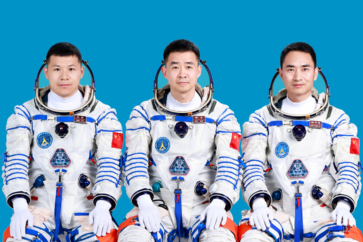 Çin, üç astronotunu uzaya gönderdi.