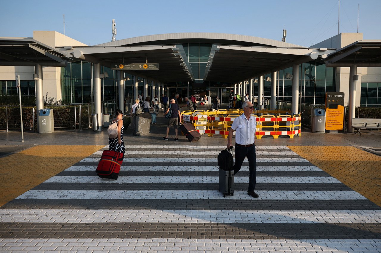Larnaka Havalimanı'nda bomba paniği