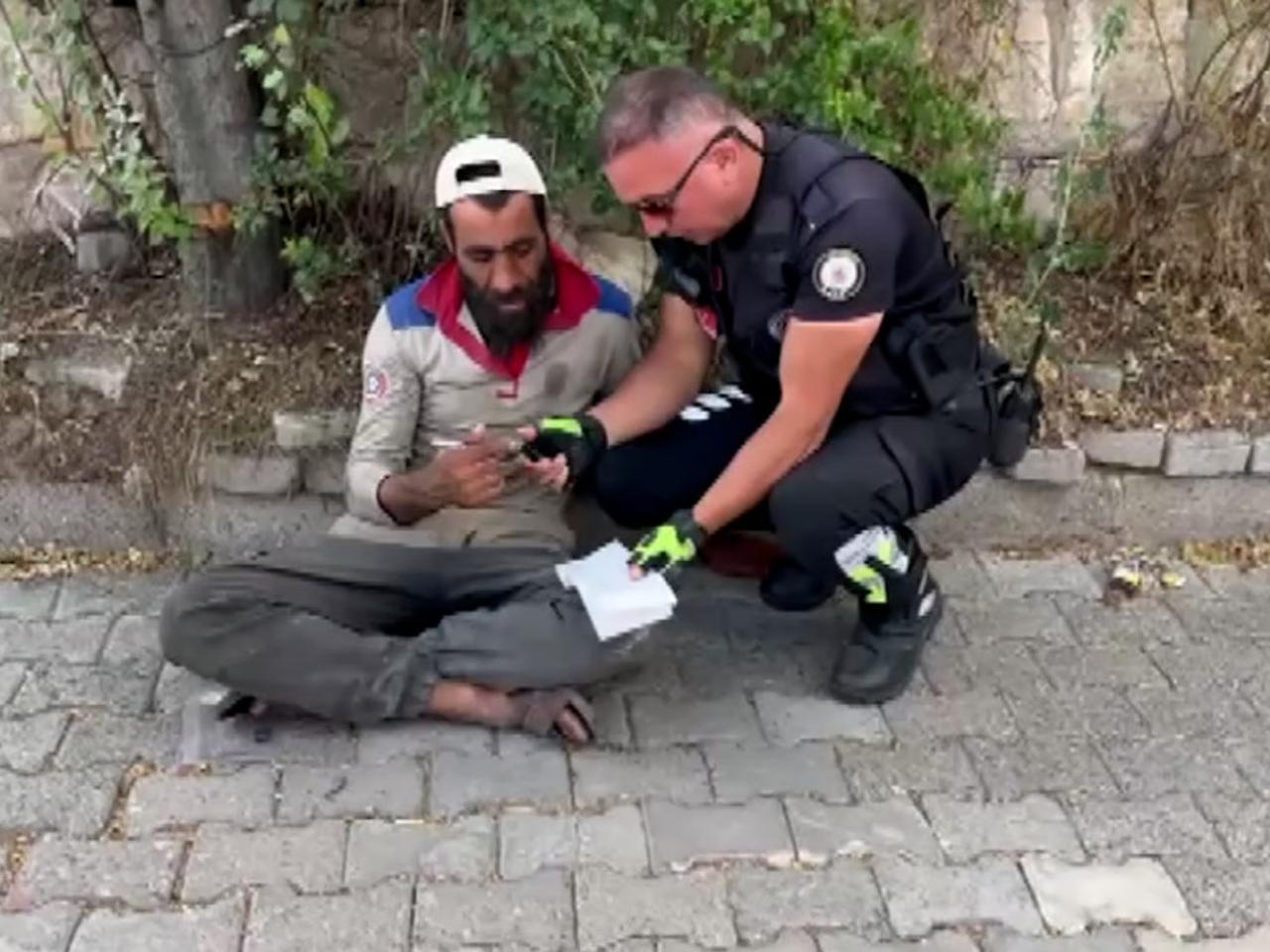 Polise yakalanınca namaz kılmaya başladı