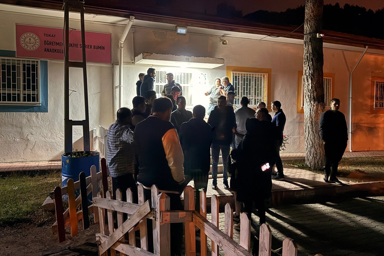 Veliler anaokulu kayıtları için geceden sıraya girdiler
