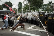 Endonezya'nın başkenti Cakarta’da binlerce kişi “lüks” milletvekili ödeneklerini protesto etti