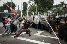 Endonezya'nın başkenti Cakarta’da binlerce kişi “lüks” milletvekili ödeneklerini protesto etti