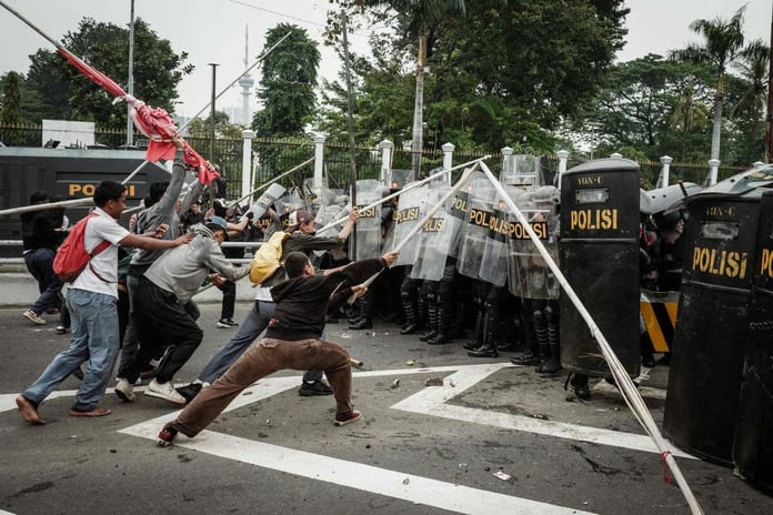 Endonezya'nın başkenti Cakarta’da binlerce kişi “lüks” milletvekili ödeneklerini protesto etti