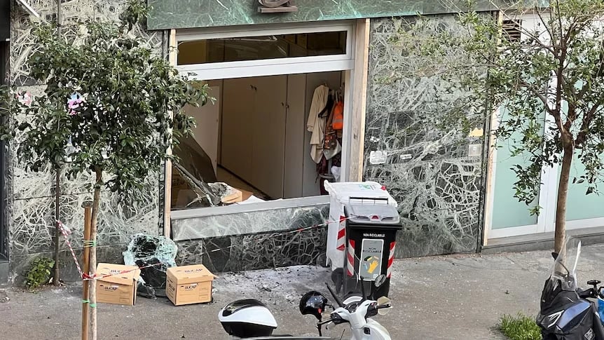 Soyguncular bankanın camlarını kırdı - AFP