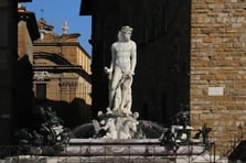 İtalya'da tarihi heykele "bekarlığa veda" saldırısı