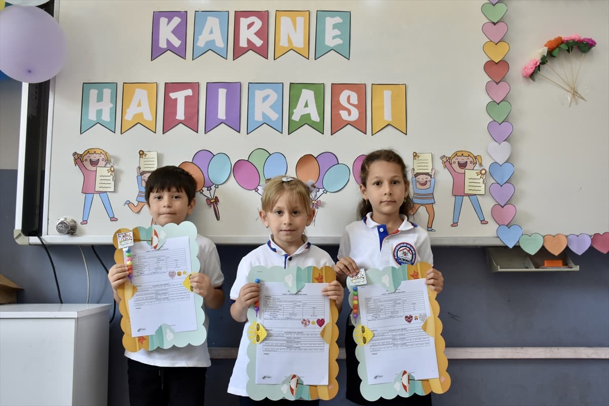 Öğrencilerin karne heyecanı